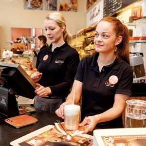 Bäckerei Gnaier – Auszubildende Laura Villani im Café Curt