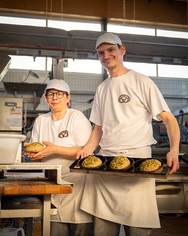 Bäckerei Gnaier - Bäcker in Backstube